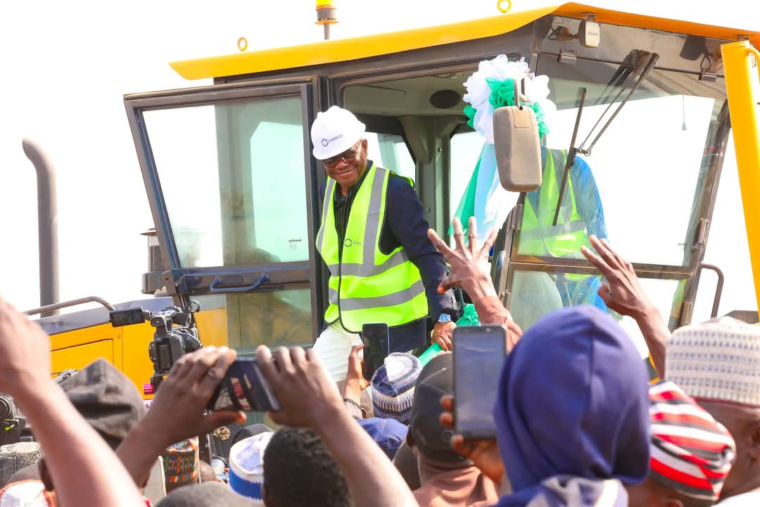 possible1001's tweet photo. FCT Minister @GovWike flags off construction of 15 kilometer road in Kwali area council, says project will connect Abuja city and the rural areas.
#Wikeisworking https://t.co/vU3CwCBxnI