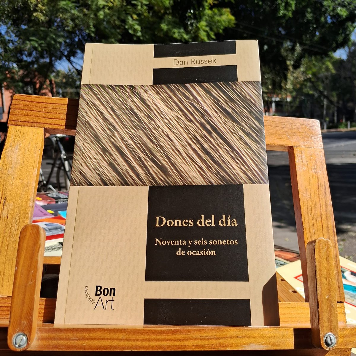 📚✨¡Ya está disponible en #LibreríaBonilla y en bonillaartigaseditores.com!
Te invitamos a descubrir "Dones del día: Noventa y seis sonetos de ocasión", una fascinante obra de Dan Russek, publicada por Ediciones Bon Art y University of Victoria. 
¡No te lo pierdas! 
#bonillanovedad