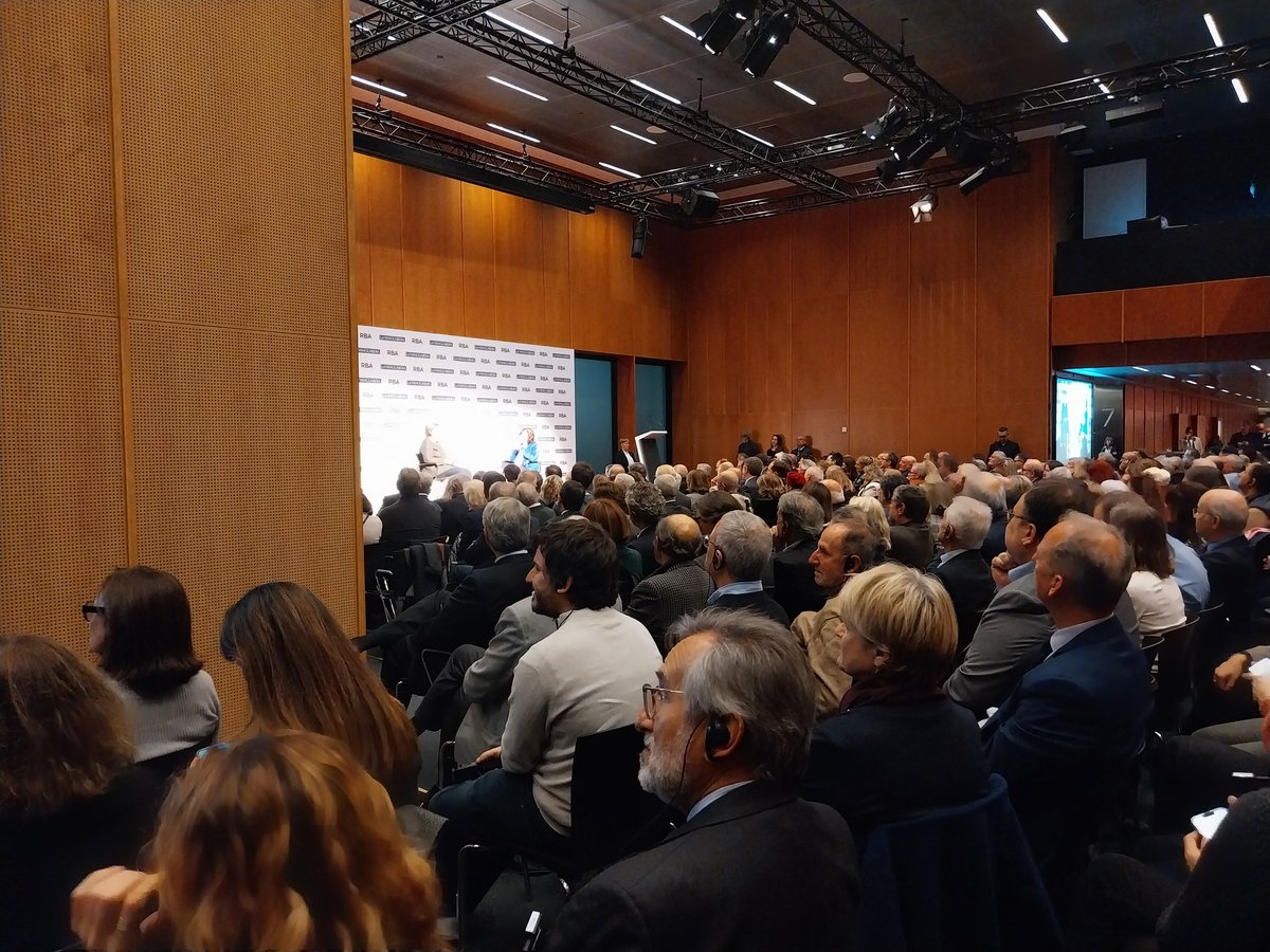 Elena Sevillano (@elenasevillano) on Twitter photo Llenazo en Barcelona para asistir a la conversación entre Angela Merkel y <a href="/lopez_mariapaz/">María-Paz López 🖋️📰</a>."Yo no abrí ninguna frontera, ya estaba abierta", dice. "Pero Viktor Orbán trataba muy mal a los refugiados. ¿Qué podía hacer, cerrarla?Eso era irreconciliable con nuestros valores europeos" Llenazo en Barcelona para asistir a la conversación entre Angela Merkel y <a href="/lopez_mariapaz/">María-Paz López 🖋️📰</a>."Yo no abrí ninguna frontera, ya estaba abierta", dice. "Pero Viktor Orbán trataba muy mal a los refugiados. ¿Qué podía hacer, cerrarla?Eso era irreconciliable con nuestros valores europeos"