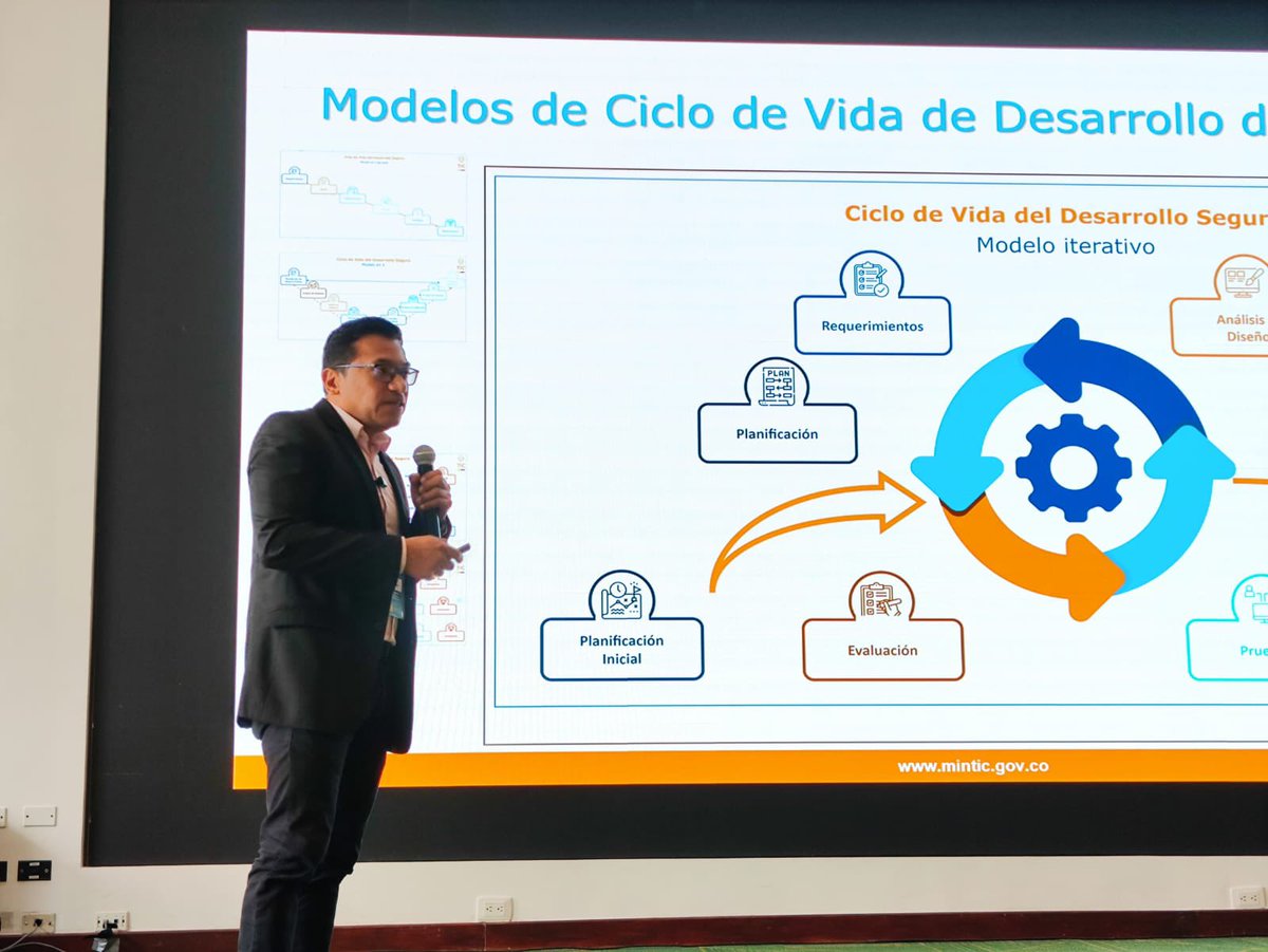 GobDigitalCO's tweet image. Eddie Hernández, arquitecto empresarial y de datos 📊, aseguró que la implementación del ciclo de vida de desarrollo de software, 🧑🏻‍💻se basa en principios como: Diseño seguro, implementación y codificación, pruebas y verificación, despliegue y mantenimiento. #SoftwareSeguro