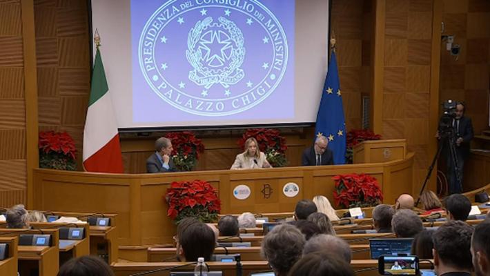 raffanchio's tweet photo. Con tutte le #StragidiStato,le logge segrete-eversive, mafie, malversazioni politiche,economie malate e corrotte, omertà diffusa, abusi di potere, mazzette,violenze, orrori carcerari..
Con tutto il male che appesta l'aria ECCOLI! #Meloni e #leggebavaglio contro #LibertàdiStampa🤦‍♀️ https://t.co/pUKcyYWMBP