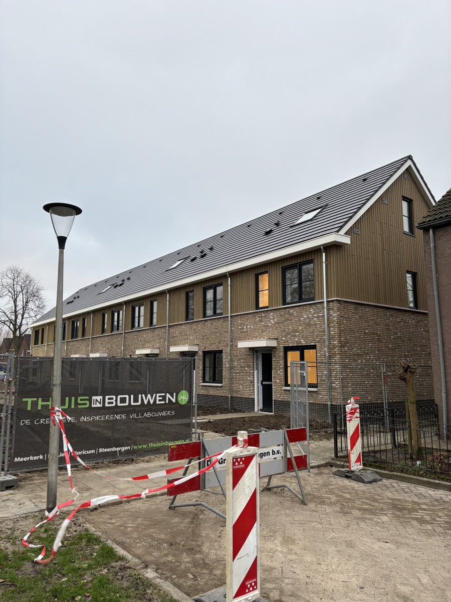 Vanmiddag mocht ik op uitnodiging van <a href="/thuisinbouwen/">ThuisinBouwen</a> een kijkje nemen in de 7 rijwoningen in Hoogblokland. Wat hebben deze woningen een mooi eigentijds uiterlijk.