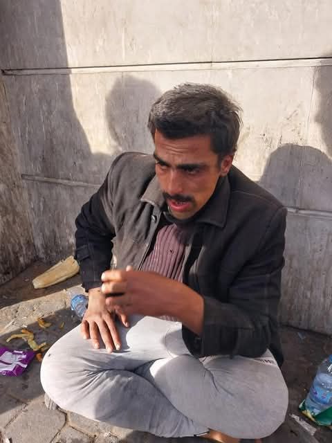 هذه الصورة انتشرت من دمشق لمعتقل خرج من صيدنايا فاقدا للذاكرة، لا يذكر سوى انه من حماة. لم نستطع الوصول لمكانه. على الأغلب هو صديق من بلدة اللطامنة بريف حماة اعتقل قبل 12عام . من لديه اي معلومات عنه و مكان تواجده حاليا  التواصل معنا عاجلا وجزاكم الله خيرا.