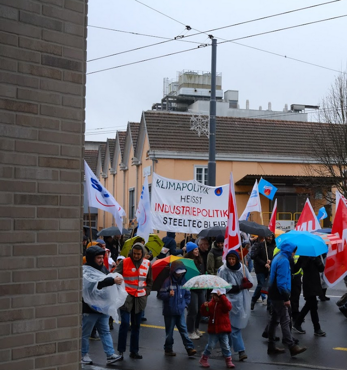 greveduclimat's tweet photo. La mobilisation autour des aciéries commence à porter ses fruits. Ne lâchons rien, il faudra se mobiliser encore pour avoir une politique industrielle à la hauteur des enjeux climatiques, écologiques et sociaux !
#Gerlafingen #Emmenbrücke #StahlGerlafingen #Steeltec #SwissSteel https://t.co/JN749tLaze
