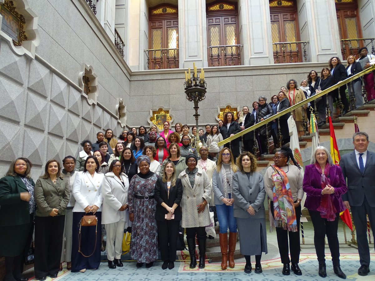 FEGAMP's tweet photo. 🔵🟢A #vicepresidenta executiva da @FEGAMP e #alcaldesa do @AyuntBetanzos @MBarralVarela ven de participar na apertura do #Encontro de #MulleresElectas #AsElixidas promovido polo @FondoGalego que se celebrou no @ConcelloCoruna 

⬇️Máis info
https://t.co/oQIhSYUjFh https://t.co/DwZ2U73h9l
