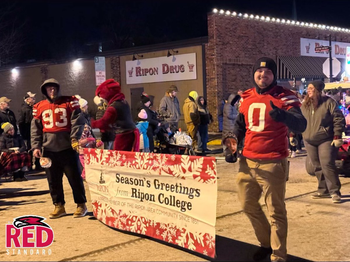 RiponRedHawkFB's tweet photo. Enjoying the holiday festivities in the Dickens Holiday Parade! 🎄

#BeRed 🔴⚪️
#RiponWi https://t.co/hFIGPwXuQA