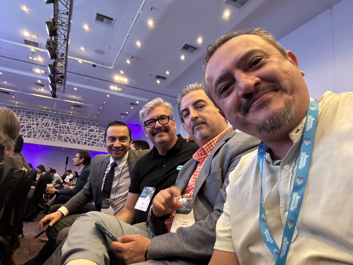 urologorios's tweet photo. Segundo día del un extraordinario curso, en la hermosa ciudad de Buenos Aires. Los residentes de @Urologia_UMAET1 ganadores del urocontest 2024 del @cmucentro @ResidentesCMUN  presentes. #Oeha2024. https://t.co/rXIWyJuFm3