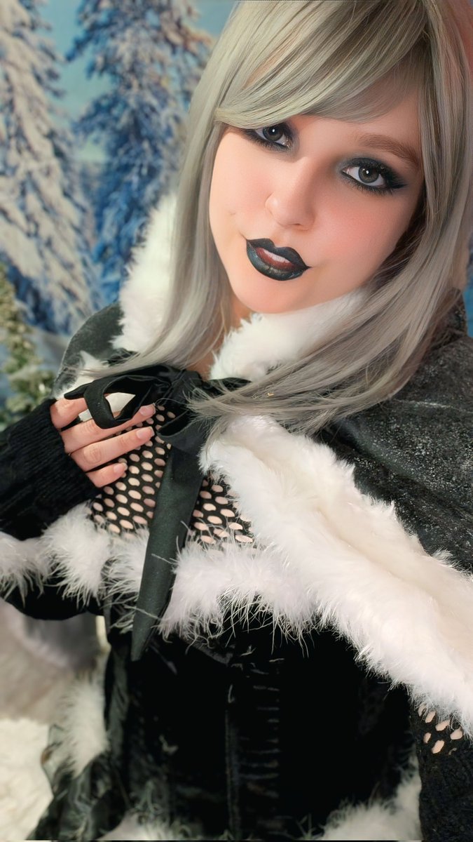 And here's the last look from my arcade shoot! You guys will get to see the rest of this costume for Christmas. 😁

#goth #gothic #gothchristmas #yule #gothicchristmas #christmas #velvet #christmaslook #cute #kawaii #Lolita #selfie #sneakpeek #aesthetic #gothicfashion #gothselfie