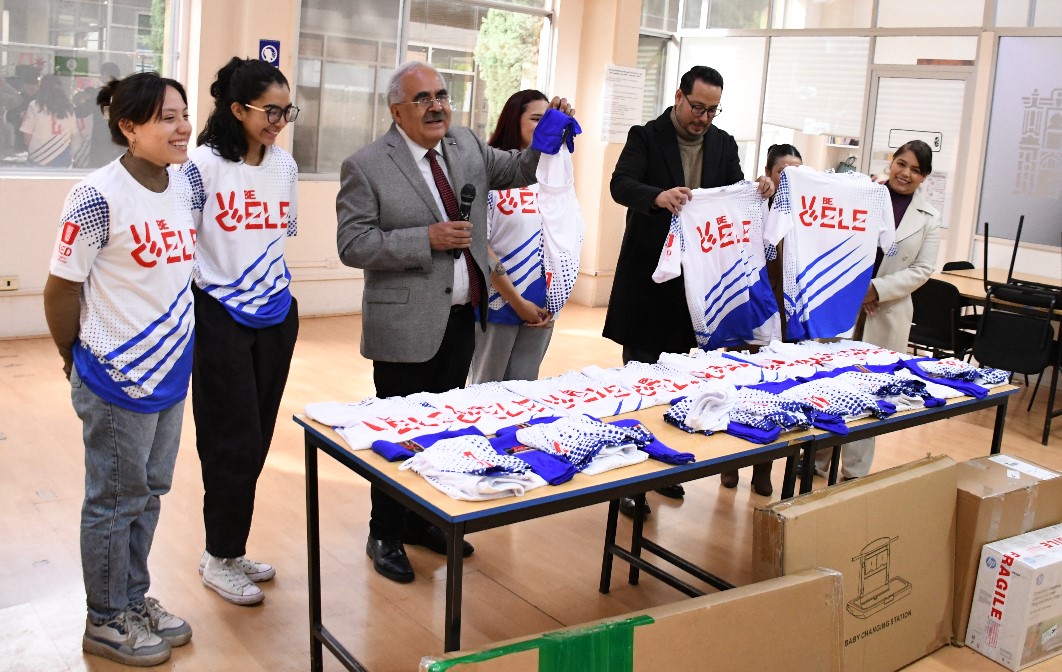 #UJEDInforma El rector #UJED Rubén Solís, acompañado por la comunidad de la Facultad de Lenguas encabezada por el director Juan Antonio de la Torre Morales y la presidenta del C.E.S.A. María Ivette Campos Torres, entregó 15 uniformes deportivos y mobiliario de oficina. #SomosUJED