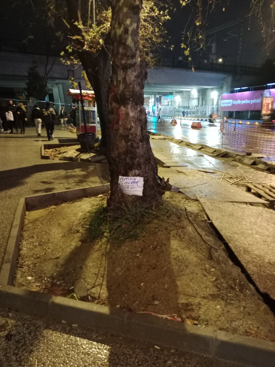 sericelebi's tweet photo. #kadikoybelediyesi bu uyarıyı yazıp buraya yerleştiren, muhtemelen sizin adiniza calişan işçi arkadaşa bence ödül vermelisiniz.  Aylardır Söğütlü çeşme Marmaray metrobüs yaya geçis hattında, kamu adına önemli bir uyarı yapmiş https://t.co/6xE5mZyVmq