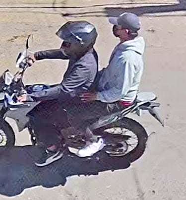 PeatonVigilante's tweet photo. 🛑 #Inseguridad Estas dos personas acaban  de asaltar a un motociclista en la calle de prolongación de Alcalá de la Col Díaz Ordaz #Oaxaca

📸 #Comvive José María Díaz Ordaz https://t.co/9J0XEGybZ1