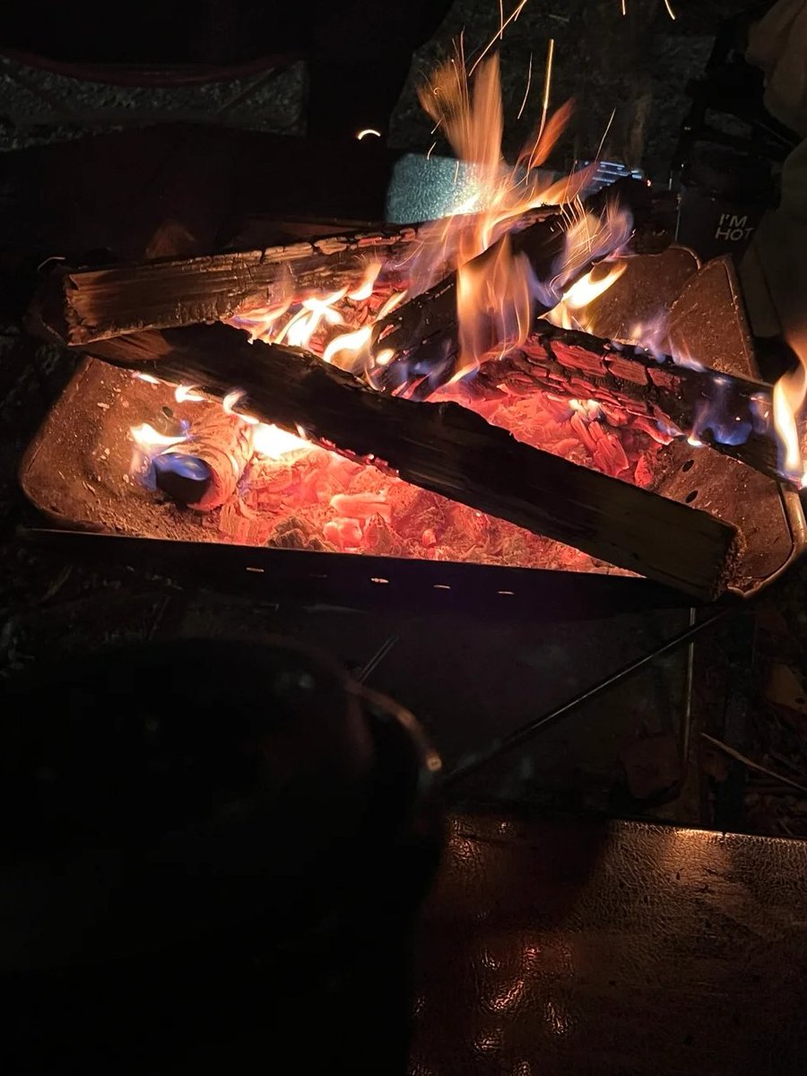 bbhpret's tweet image. &quot;Making memories around the flames 🔥 #BonfireVibes&quot;#Friend👭