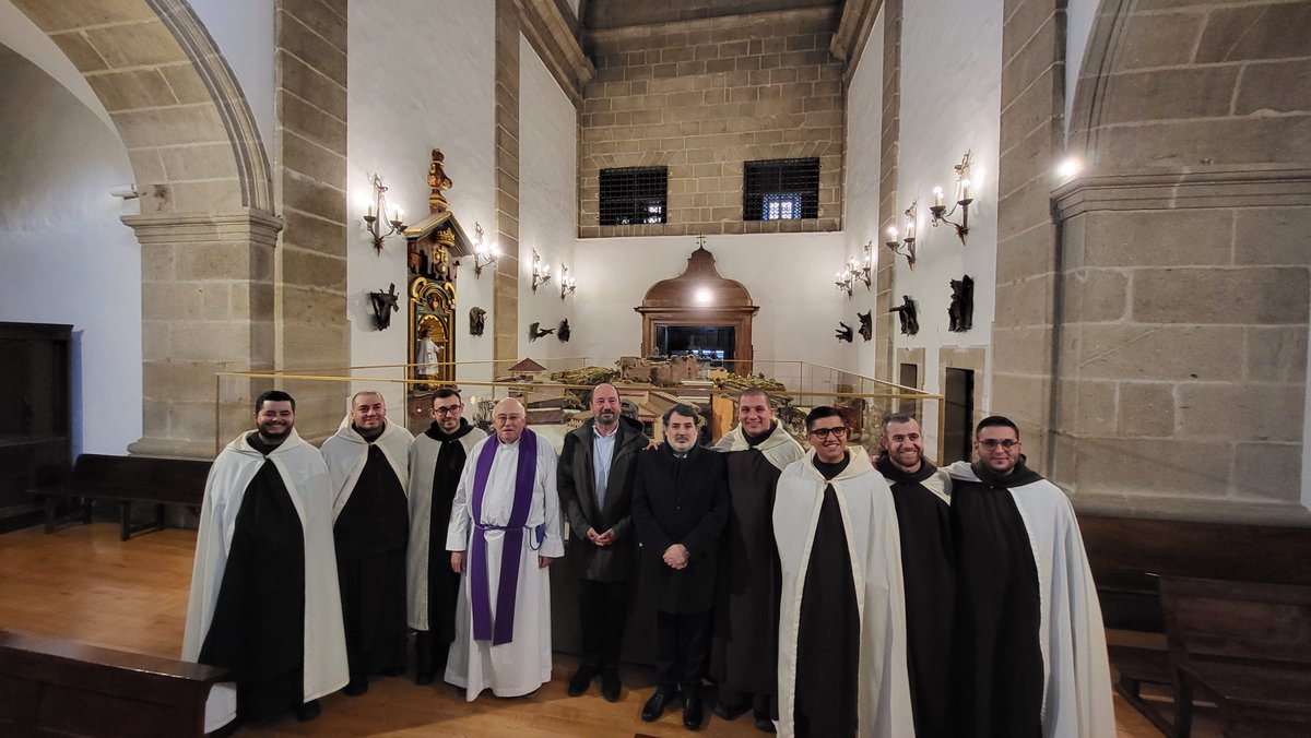 CatedralStgo's tweet photo. Na tarde de hoxe, o Deán da catedral bendiciu os beléns, que este ano quedaron instalados nas igrexas do convento do Carme e de Santo Agostiño. https://t.co/qEMJm5KxSj