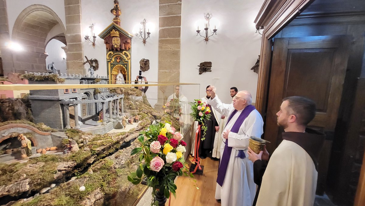 CatedralStgo's tweet photo. Na tarde de hoxe, o Deán da catedral bendiciu os beléns, que este ano quedaron instalados nas igrexas do convento do Carme e de Santo Agostiño. https://t.co/qEMJm5KxSj