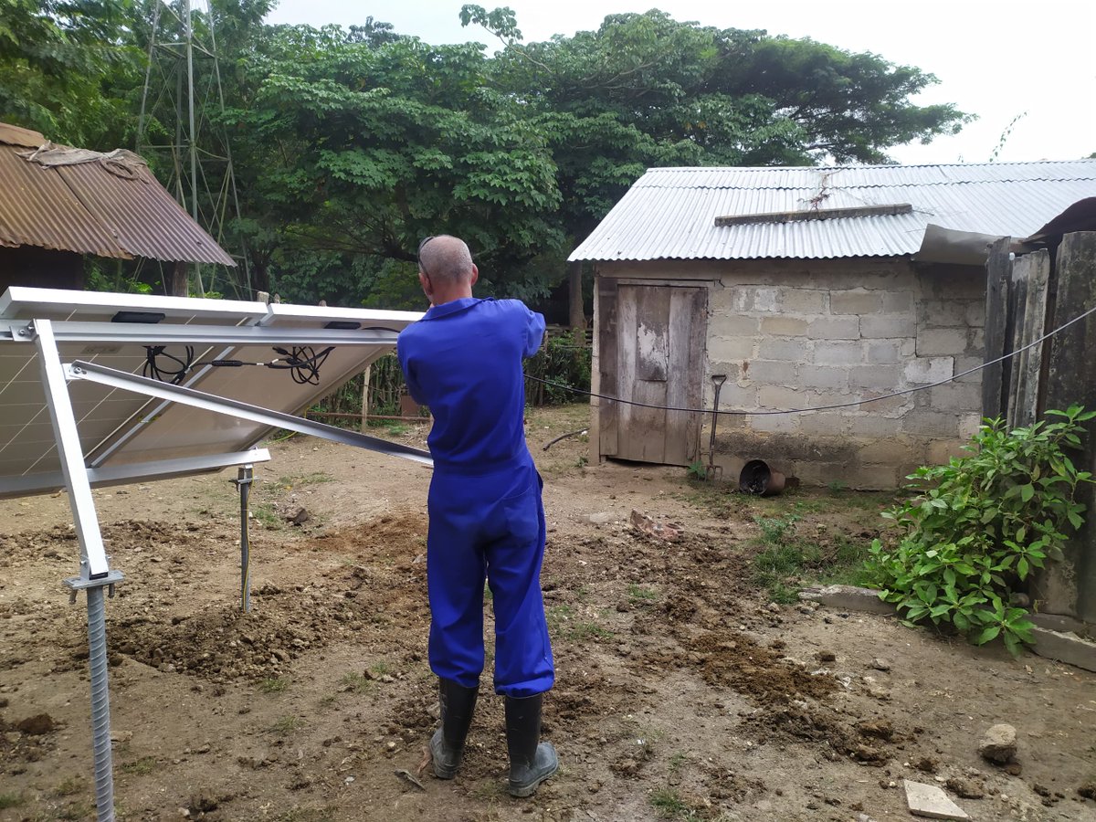 CNCTVGranma's tweet photo. En la #ProvinciaGranma ya se realiza la rehabilitación de sistemas fotovoltaicos, como parte del proyecto #LEMI. 
Se benefician clientes de todos los municipios del territorio, en especial de comunidades aisladas
#GranmaSolar
@YudelkisOrtizB 
@YanetsyTerry 
@OSDE_UNE https://t.co/1nbqWzGaue