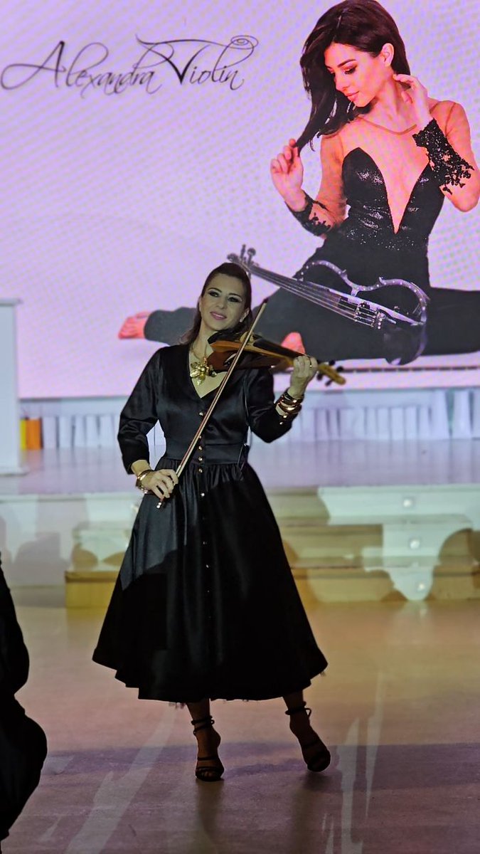 AlexViolinFans's tweet photo. Gorgeous #AlexandraViolin performing #OnceUponaDecember https://t.co/8v5yGXqL9T https://t.co/Cfo7QZRoeE