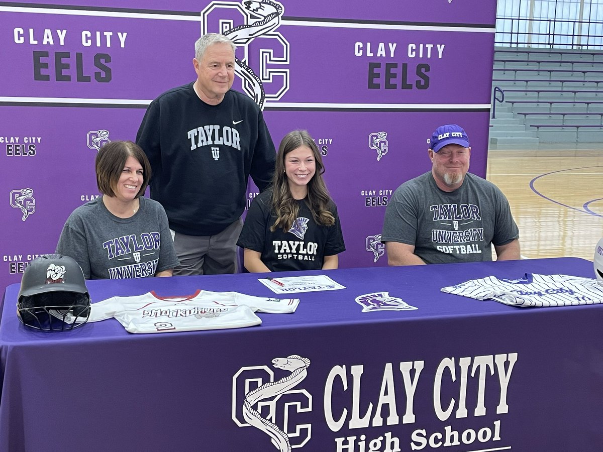 Clay City’s Lizzy Sinders signed to play softball at Taylor University this afternoon