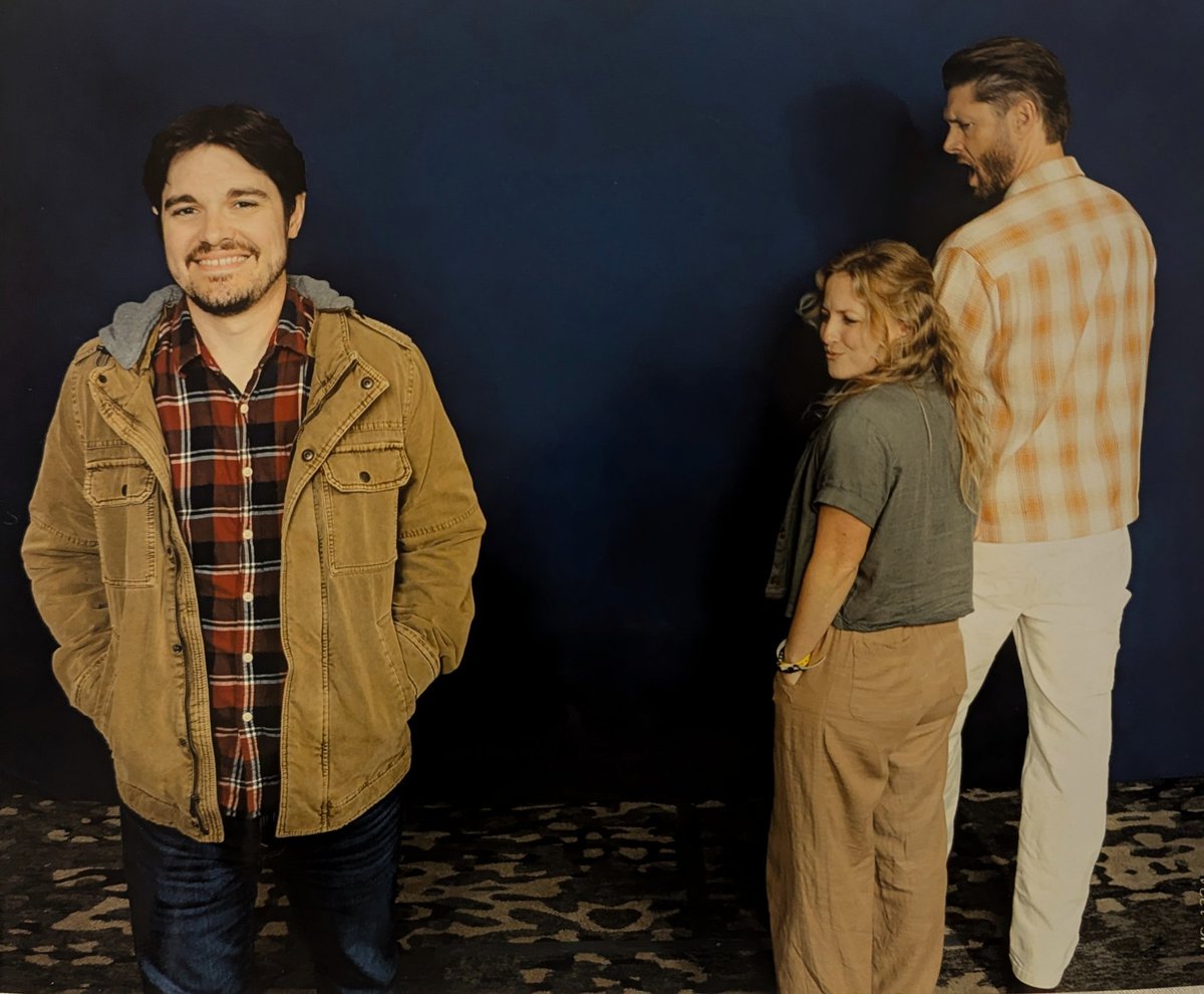 juspanopoulos's tweet photo. A minha amiga pediu esse meme na foto dela com o Jensen. É ela e o marido dela. Eu achei GENIAL. https://t.co/HRDM8j17U5