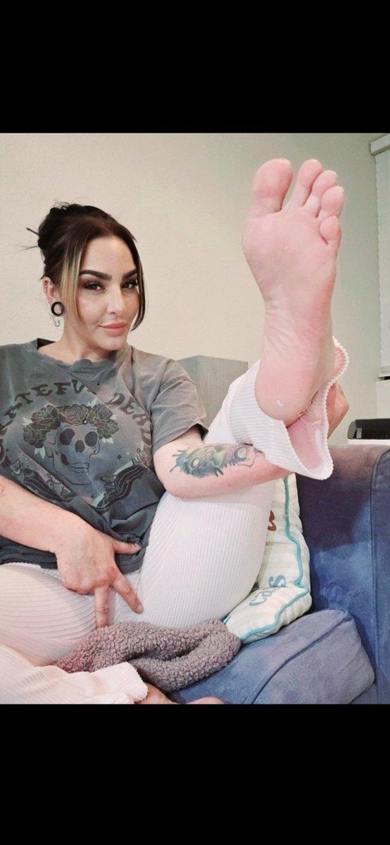 MarieBlanco87's tweet photo. Lick it baby. Happy #toestuesday #simp #footfetısh #soles #feet #toes #findom #findomserve #findomaddict #footstool 👅💋💦 what would you do with this view in front of you!!?? https://t.co/DD51FiVV4R