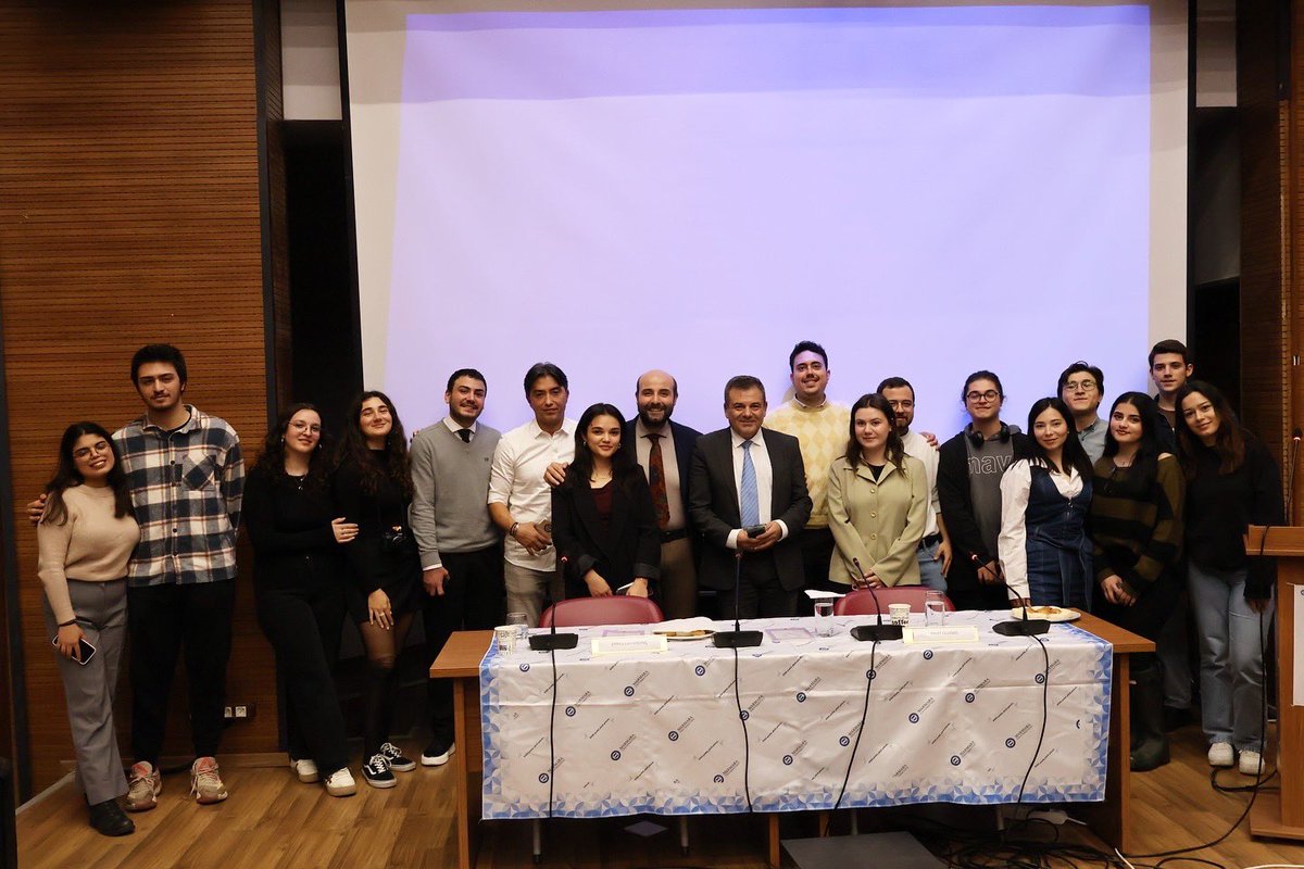 🔴 <a href="/muyenimedya/">Marmara Üniversitesi Yeni Medya Kulübü</a> olarak gerçekleştirdiğimiz “Araştırmacı Gazetecilik Sempozyumu”nda <a href="/cnnturk/">CNN TÜRK</a>  İstanbul Haber Müdürü <a href="/NihatUludag/">Nihat Uludağ</a> ile araştırmacı gazeteci <a href="/emrullaherdinc/">Emrullah Erdinc</a> ‘i ağırladık. 

🔴 Katılım ve katkıları için kendilerine teşekkür ederiz.