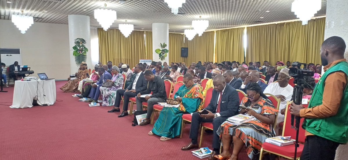 ohchr_caro's tweet photo. Le CNUDHD-AC et la @chrc_cdhc ont commémoré la 76e éd. de la JIDH, en présence des ministres @OwonaGregoire et Abena Ondoua, du #CNC et de la #CONAC. Le message de @volker_turk a été lu.
#OLPC, #CAMCRIN et @cnhro ont rappelé les défis.
#OurRightsOurFuture
#HumanRightsDay https://t.co/mRQCjhxLuI
