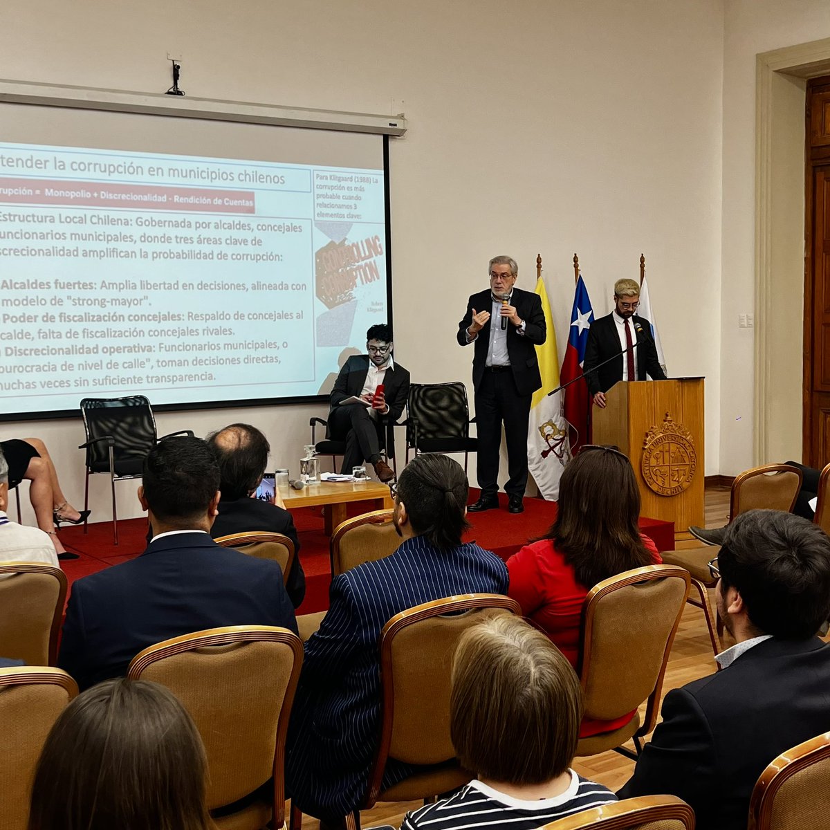 ctransparencia's tweet photo. Cómo enfrentamos la corrupción en 2025? 🧐

En el seminario “Desafíos para la Integridad Pública 2025”, nuestro presidente, Bernardo Navarrete, se unió a alcaldes y expertos para debatir los próximos pasos en transparencia y probidad. 🌐

#Transparencia #IntegridadPública #CPLT https://t.co/uy1T4aioT2