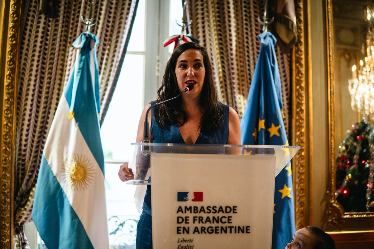 camiperochena's tweet photo. Ayer el @CONICETDialoga y la Embajada de @FranceArgentine me dieron el premio "Científicas que cuentan", por mi trabajo en divulgación de la ciencia. Agradezco el reconocimiento a la comunicación científica y también a las humanidades que tanto descrédito soportan. https://t.co/e5NYds7Xxt