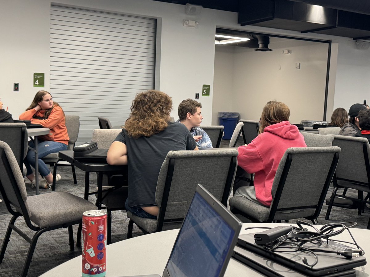 pamcolemanbcs's tweet image. Teaching @BradleyVirtual student about the affects of social media with @CommonSenseEd! Ss were engaged and receptive. Way to go, BCVS Middle School Students! You rock!! @TechnologyBCS 👏🏻☺️🎉