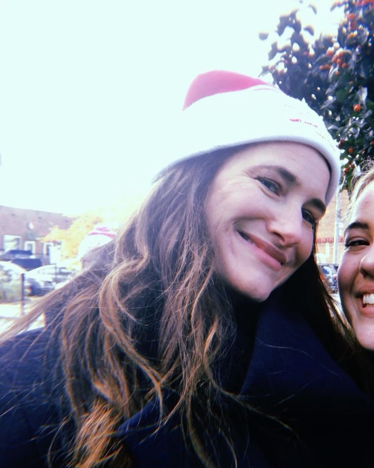 ну наконец-то сезон моих женщин в глупых шапках!!