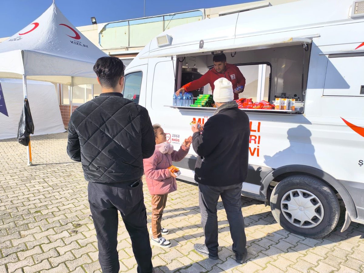FatmaMericYlmaz's tweet photo. Suriye’deki son gelişmelerin ardından ülkelerine dönmeye başlayan Suriyeli kardeşlerimiz nedeniyle sınır kapılarında yoğun bir hareketlilik yaşanıyor. Türk Kızılay olarak, bu süreci ilk andan itibaren yakından takip ediyor ve sahada hizmetlerimizi sürdürüyoruz. 

Bugün itibarıyla Kilis Öncüpınar Sınır Kapısı ve Cilvegözü Sınır Kapısı’nda ikram araçlarımızla hizmet vermeye başladık. Çalışmalarımız, Kızılay personeli ve gönüllülerimizin desteğiyle kesintisiz şekilde devam ediyor.

Her zaman olduğu gibi, insanlığın yanında olmaya devam ediyoruz ve edeceğiz. #Suriye