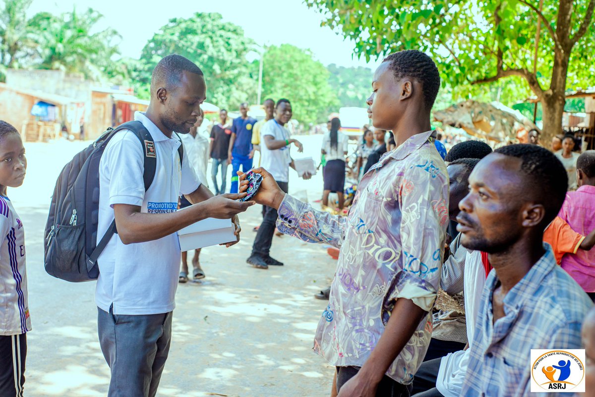 Asrjrdcongo's tweet photo. #16joursdactivisme 

Retirer un préservatif sans consentement,jeter la pilule et menacer de représailles si la partenaire ne tombe pas enceinte constitue une #coercitionreproductive.

A #Mbujimayi,les hommes sont sensibilisés pour devenir alliés d'autonomie corporelle des filles. https://t.co/XfYwzyyVxj