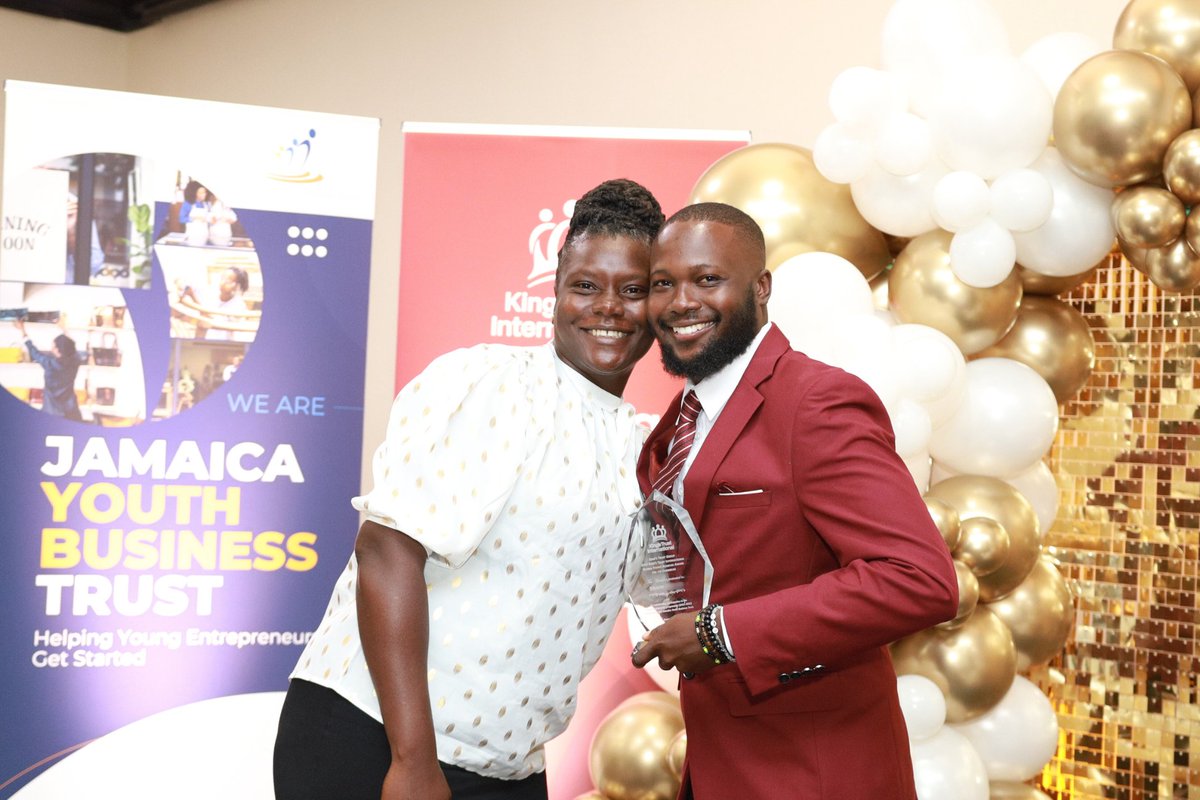 KingsTrustInt's tweet photo. We’re thrilled to announce Shane won the 2024 King’s Trust Global Young Achiever Award for the Caribbean! 🏆🎉 Thanks to the #ExploreEnterprise programme by @jybtforyouth, he launched his weaving business @StevosWeavos.
Read his full story here: https://t.co/ZZvEi77fbH https://t.co/oWQGOxRcxl
