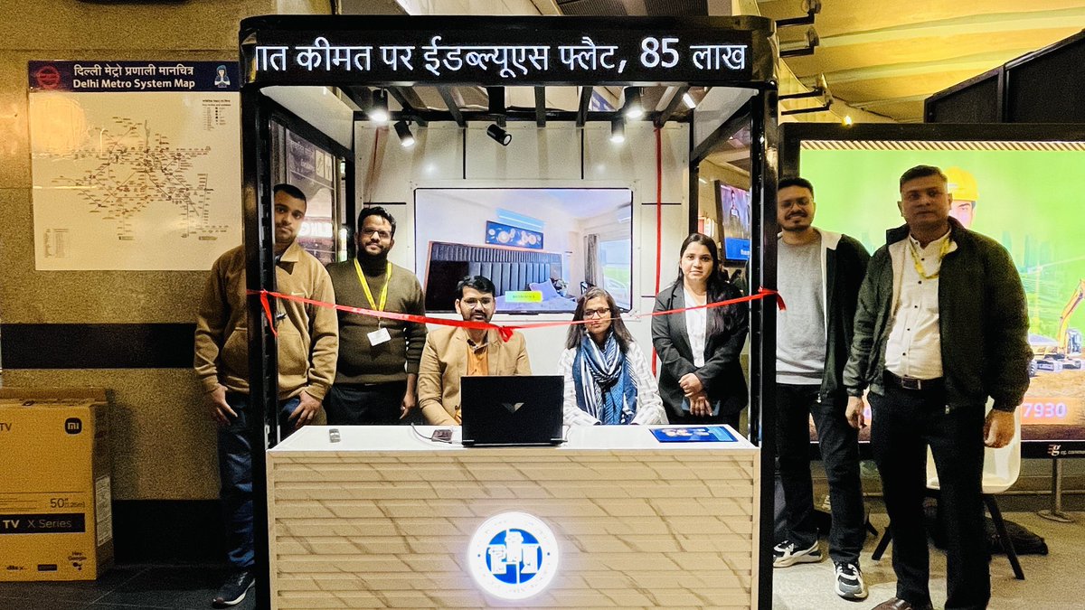 official_dda's tweet photo. Hon'ble LG also remotely unveiled the #DDA Housing kiosk at Rajiv Chowk metro station. It will address queries related to housing schemes. Additionally, an MoU was signed with @hudcolimited to collaborate on sustainable urban development works. (2/2) https://t.co/YBnoKGbYJl