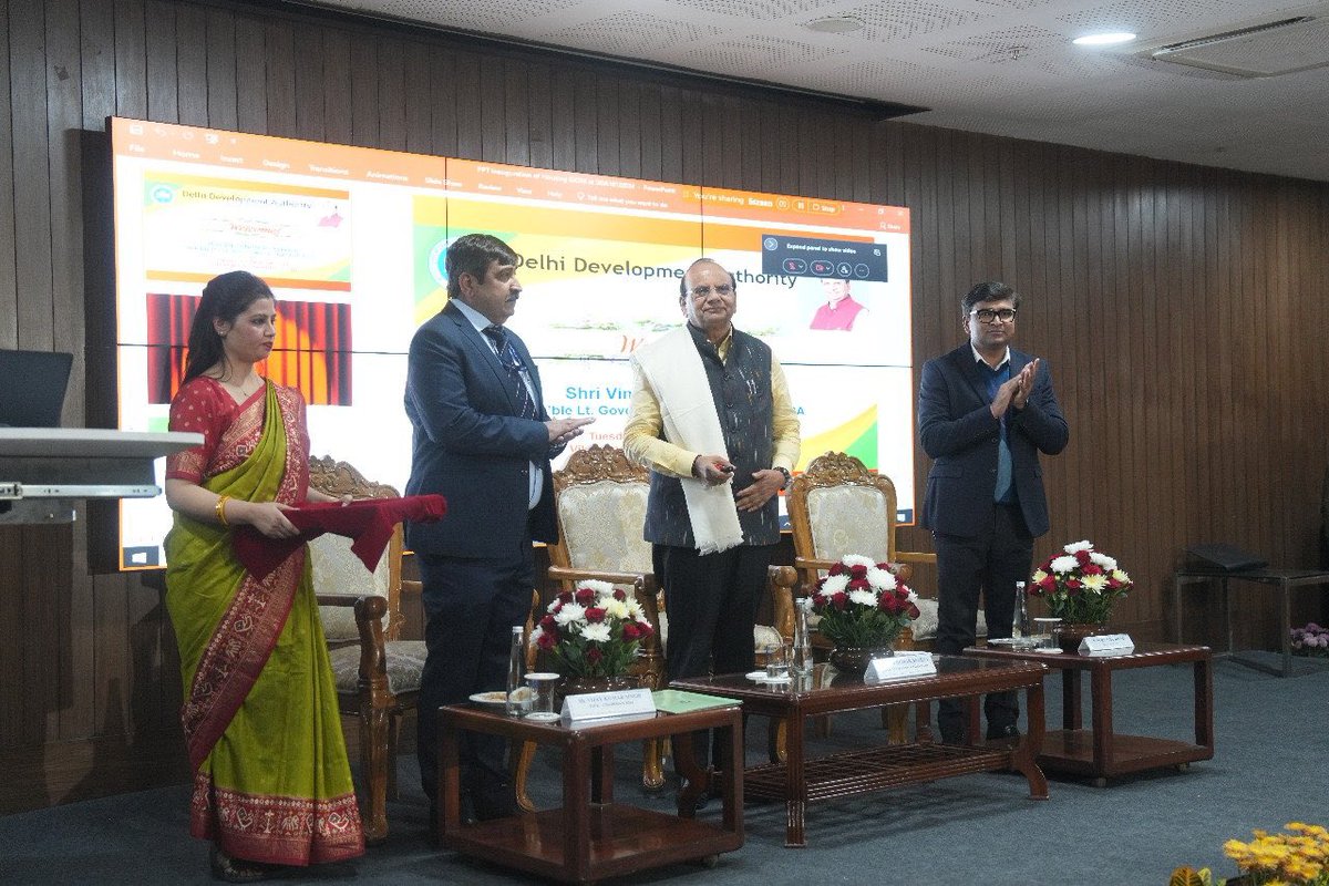 official_dda's tweet photo. Hon'ble LG also remotely unveiled the #DDA Housing kiosk at Rajiv Chowk metro station. It will address queries related to housing schemes. Additionally, an MoU was signed with @hudcolimited to collaborate on sustainable urban development works. (2/2) https://t.co/YBnoKGbYJl