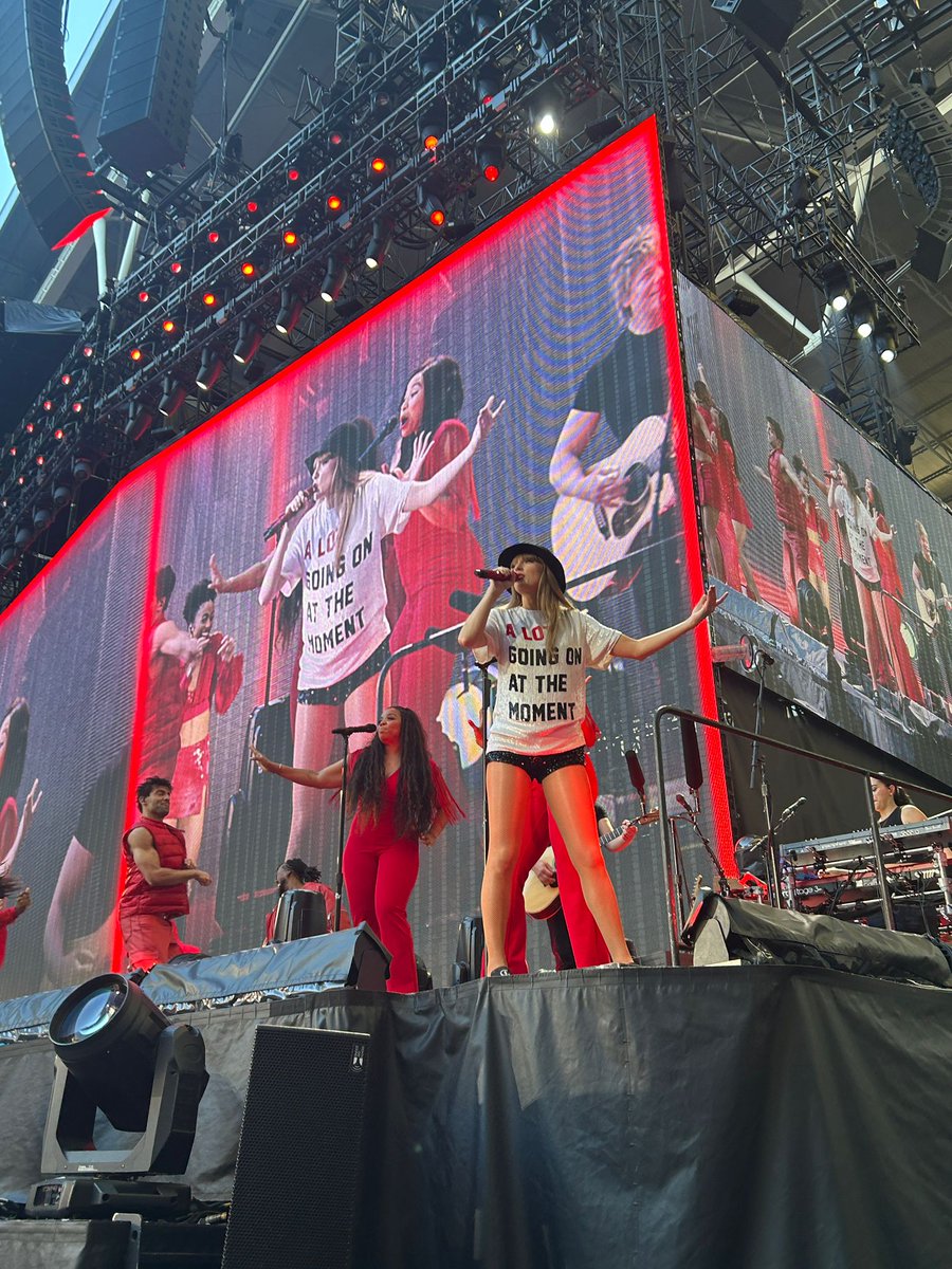 veronica_me_too's tweet photo. in honor of the eras tour ending, drop a photo you took at your show!! https://t.co/Axl7USGtwq