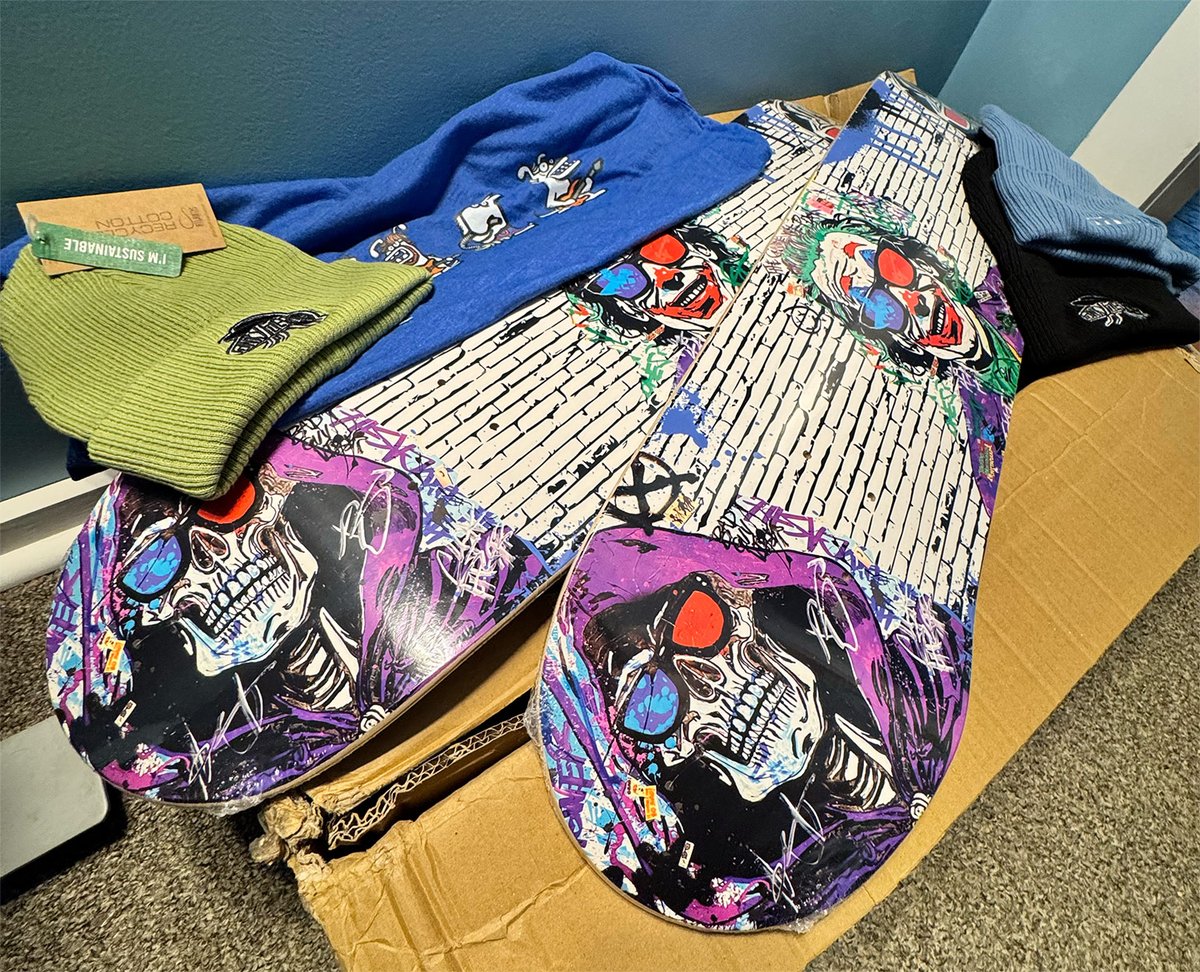 funky_flies's tweet photo. Funky Flies merch drop!! #zzz #LFG #localbusiness #chewy https://t.co/Wr4Bu3mcGa
