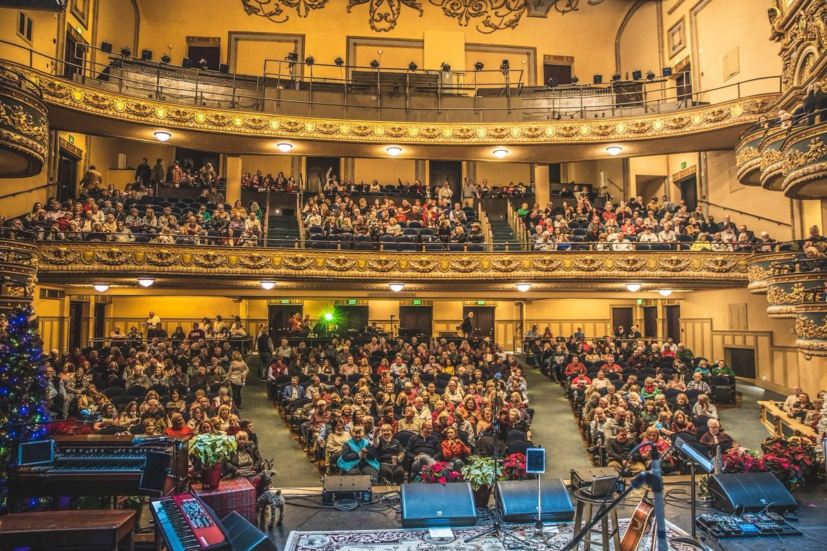 TaylorHicks's tweet photo. Photo from last year’s Christmas show at @LightUptheLyric! Just a few seats left in the balcony for next weekend… get em before they’re gone 🎅 and please bring a wrapped toy for @ToysForTots_USA! https://t.co/vG3xMWAcuG

📸: @shelleysigs https://t.co/MFRJ6kCYWV