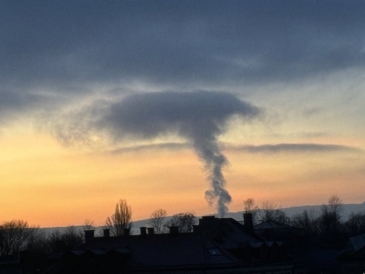Tilfeldig illustrerende «Atom-sopp» over Oslo Rådhus på «Nobel-pris-dagen»  10.12. 24