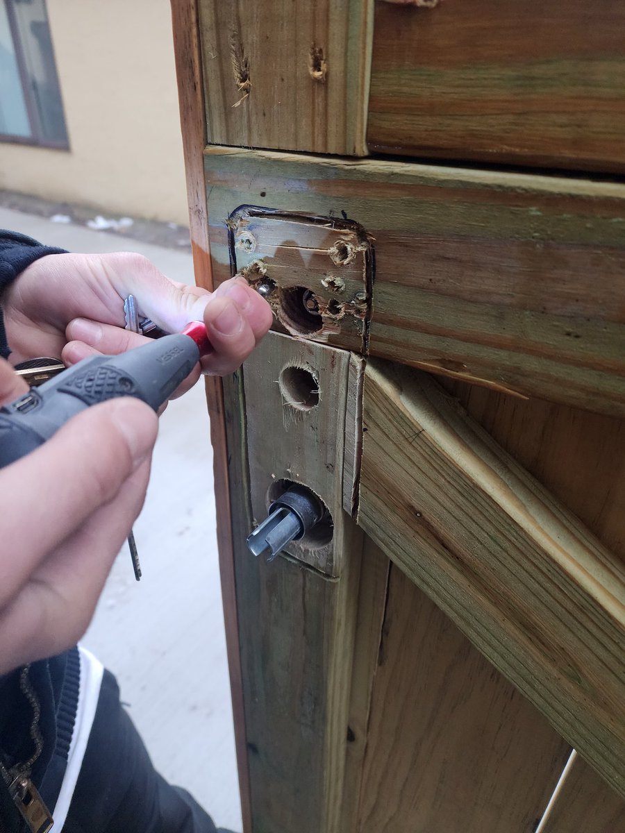 locksnylocksny's tweet photo. When the fencing guy tries to install a Simplex lock 😳 https://t.co/vHoorrOe1h