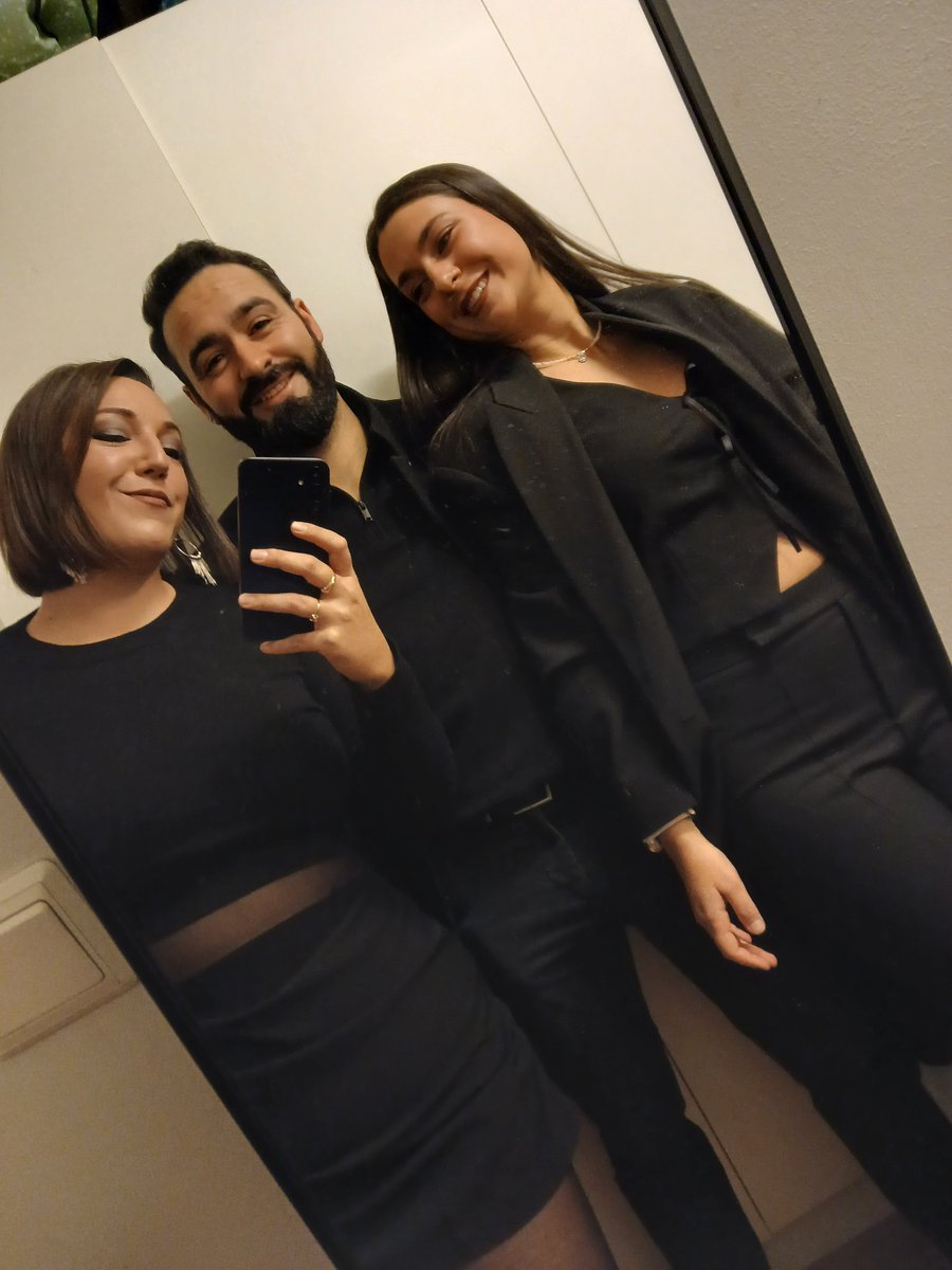 Subo una publicación a Instagram con un cisne-polla, un cementerio y un antro oscuro de techno, e Instagram decide que infrinjo las normas comunitarias por esta bonita estampa familiar: