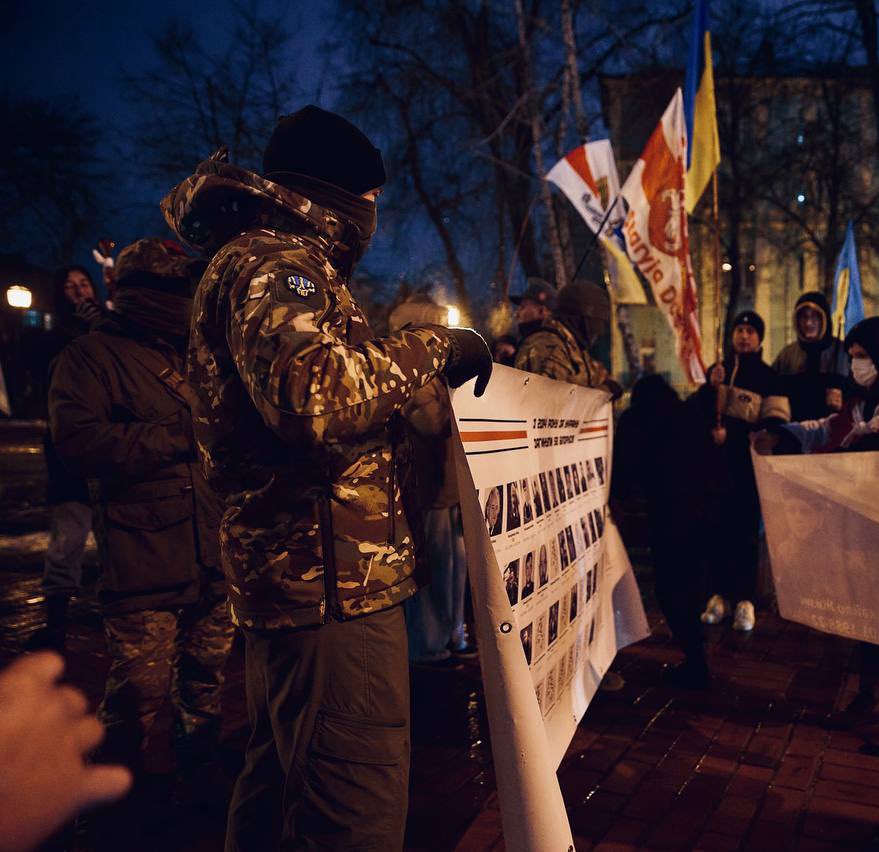Год таму на маршы ў памяць пра загінулых за Украіну беларусаў гэты хлопец з пазыўным Газ нёс плакат.

На наступным маршы на такім плакаце будзе і Газ.