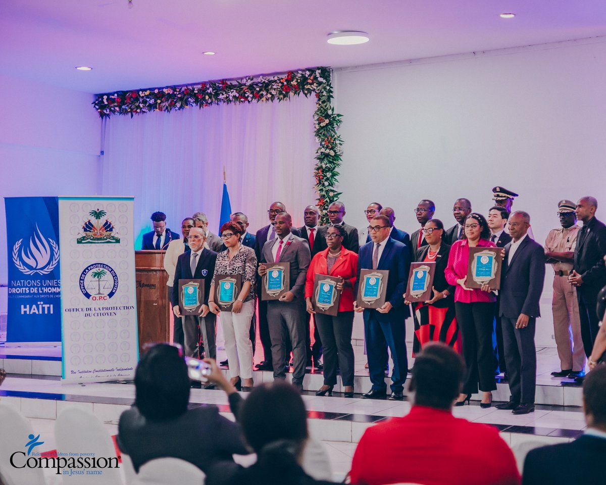 CompassionHT's tweet photo. En prélude à la Journée internationale des droits de l'homme, ce 10 décembre, l’organisme de l’Etat haïtien en matière de défense de droits humains, l'Office de la Protection du Citoyen (OPC) a décerné le prix d'excellence Franck Étienne à Compassion International pour son engagement dans l'amélioration des conditions de vie en Haïti. Lors de cette cérémonie, qui s'est tenue le 6 décembre à l'hôtel Montana, plusieurs personnalités et institutions, dont l'AFPEC, le Comité Olympique Haïtien, la journaliste Marie Lucie Bonhomme, et Mme Chrisnette Saint-Georges, ont également été honorées. Représentée par Dominique Jeanty, Compassion International a reçu ce prix avec un sentiment de reconnaissance le poussant à poursuivre ses actions auprès de ses églises partenaires pour libérer les enfants et les jeunes de la pauvreté.

Grâce à ses 405 Centres de développement répartis dans neuf départements du pays, Compassion International accompagne plus de 137 500 enfants et jeunes. Ses initiatives, axées sur l'éducation, la santé, l'entrepreneuriat et le développement personnel, ont permis à plusieurs bénéficiaires de devenir des acteurs de transformation sociale, notamment des médecins, ingénieurs, et leaders communautaires. Louendy Chéry, ancien parrainé devenu médecin, est un exemple de réussite, ayant été primé en 2019 pour ses écrits au concours national de textes organisé par l'Office de la Protection du Citoyen. Ce prix met en lumière l'impact durable de l'organisation et de ses partenaires sur le développement des communautés en Haïti.