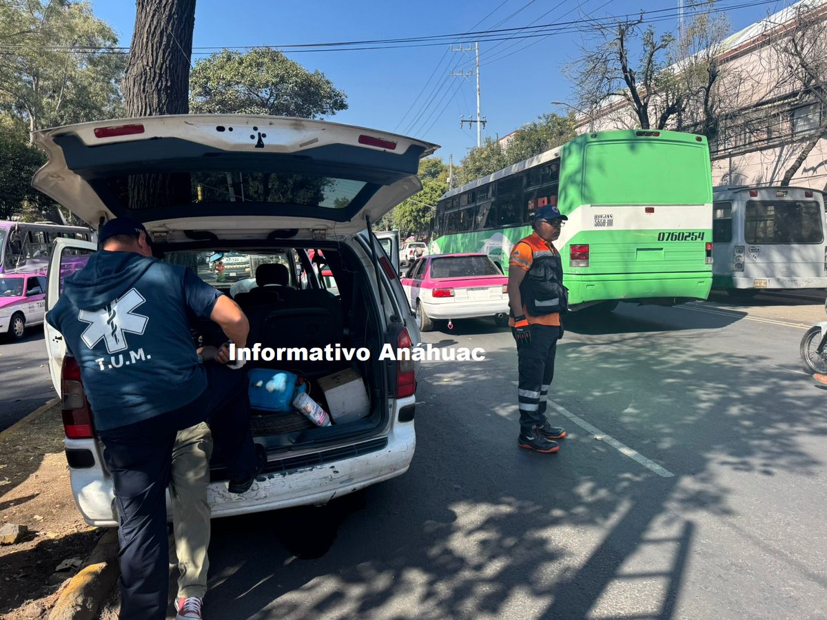 Xochimilco_MX's tweet photo. #Xochimilco Choque frete a la clínica del ISSSTE de Francisco Goitia. Camioneta pierde el control y se estrella contra árbol. Dos lesionados, y traslados. Destaca labor de Protección Civil de @XochimilcoAl, primeros en llegar. Vialidad afectada hacia #Vaqueritos. https://t.co/yTXpTdYe9M