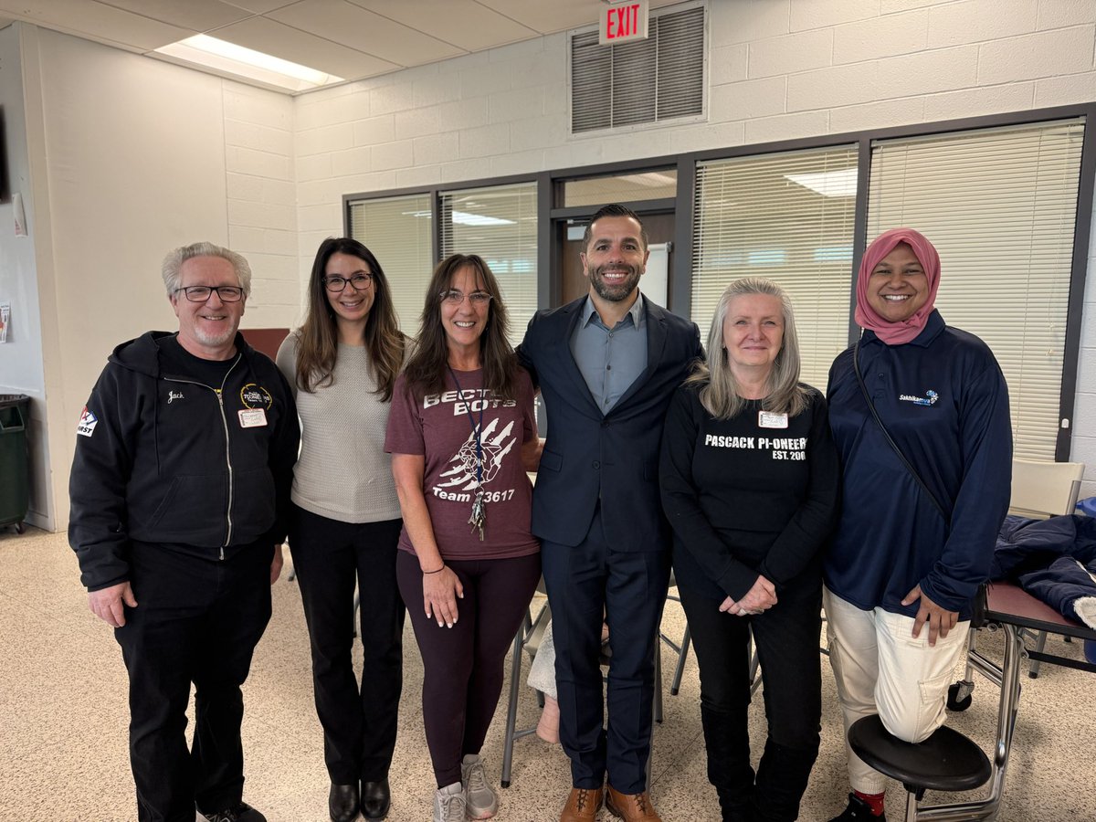 Dr_DSforza's tweet photo. From mentees to mentors! ๐ค @BectonHS is proud to welcome Dr. Jakoet & the Sakhikamva Foundation team from South Africa to Wildcat Country ๐บ๐ธ as they prep for FTC international competition. #BectoBots keeps growing. Huge ๐to @FRCTeam1676! Future is Global ๐๐ #STEMLeadership https://t.co/5lOdapX1nJ