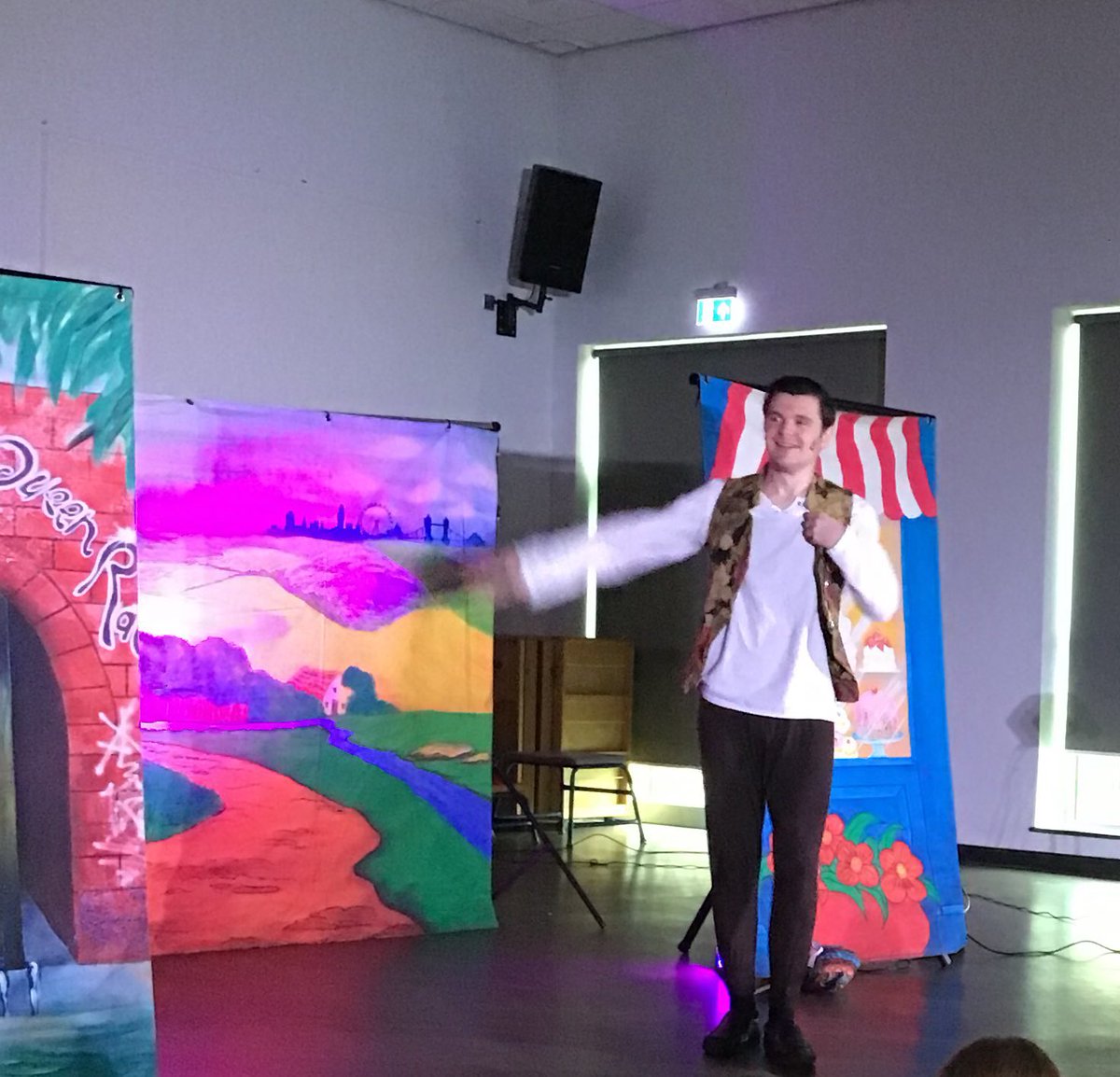 HilderthorpeSch's tweet photo. Everyone enjoyed the pantomime this morning - oh yes they did! #hildvalues #hildEYFS #hildKS1 #hildKS2 #hildexperience #hildchristmas https://t.co/Bmb38h41fb