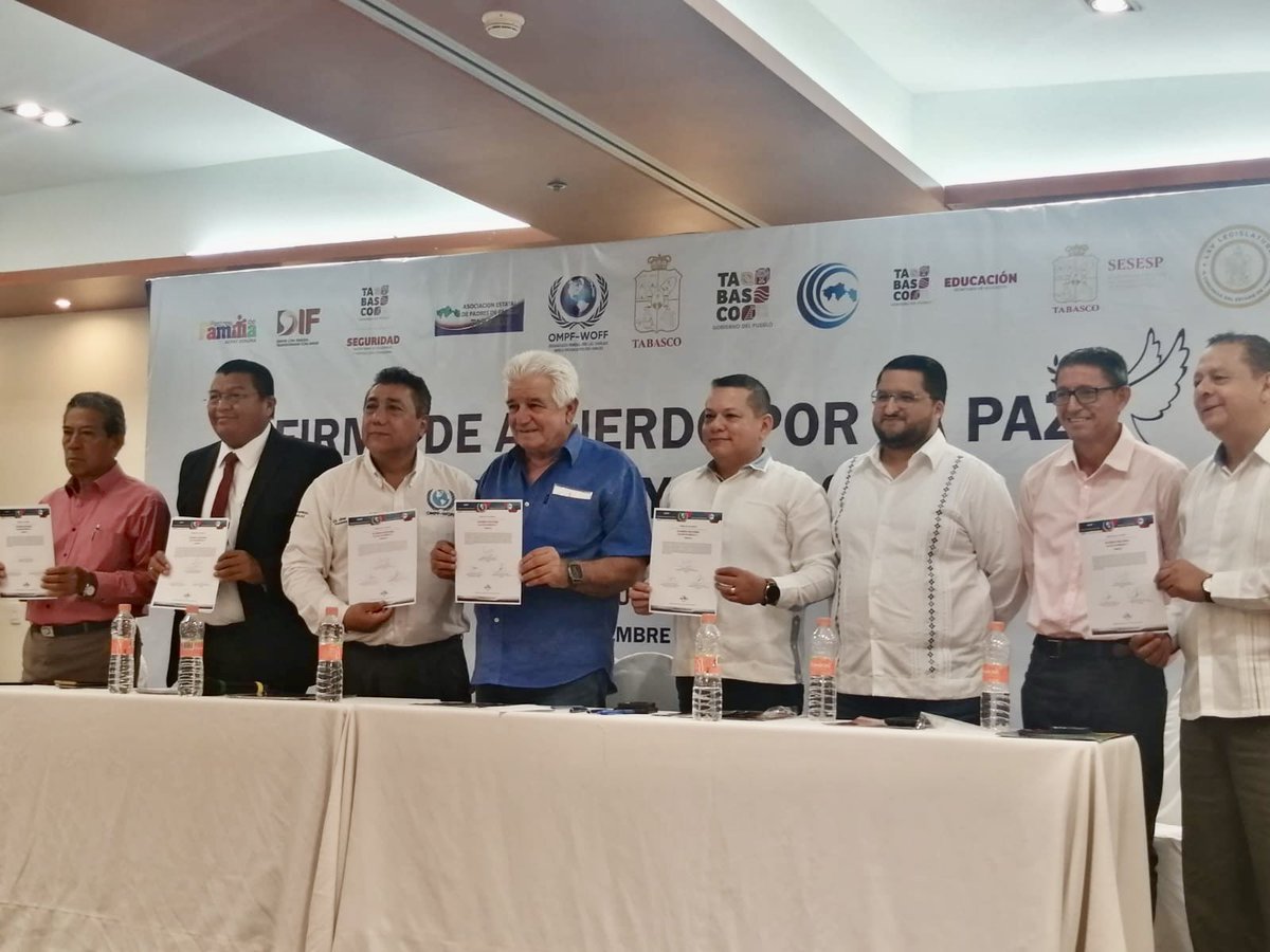 HRaulCabrera's tweet photo. Grato participar en la firma del Acuerdo por la Paz de México y Tabasco, realizado por la Organización Mundial por las Familias y el Comite Civico Cultural de Tabasco; en representación del Gobernador @TabascoJavier el Srio. de Gob. Jose Ramiro Lopez Obrador, Subsrio Pablo Mora. https://t.co/R3RXwS0zAn