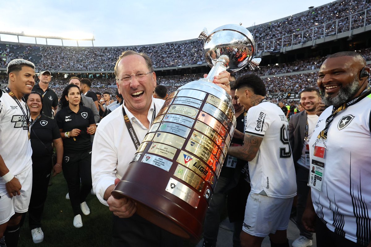 futebol_info's tweet photo. John Textor comprou mais medalhas de campeão da Libertadores para distribuir para todos os funcionários do Botafogo.

O norte-americano fez o pedido à Conmebol. A entidade disponibiliza 80 medalhas, mas todos os atletas que foram inscritos recebem, além do ex-técnico.

Textor vai pagar as outras medalhas do próprio bolso e afirmou que dará uma para cada funcionário: do porteiro ao CEO.

🗞 @amsfjb
📸 Vítor Silva/BFR