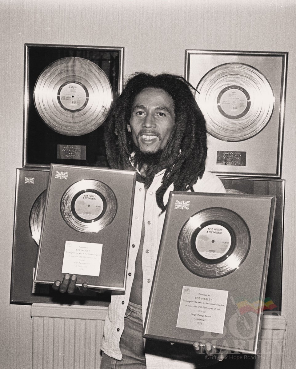 bobmarley's tweet image. “No bullet can stop us now, we neither beg nor we won’t bow.” #Jamming

📷 #AdrianBoot
©️ Fifty-Six Hope Road Music Ltd.