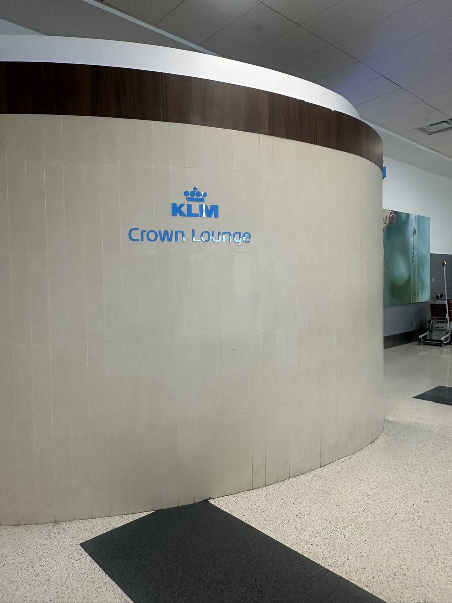 dollarforcent's tweet photo. @KLM Crown lounge @iah access through @prioritypasscom denied. 
Reason- they’re accommodating for business class travelers. 😔😔

Is @prioritypasscom not worth it?? https://t.co/jaIaZnlPfx