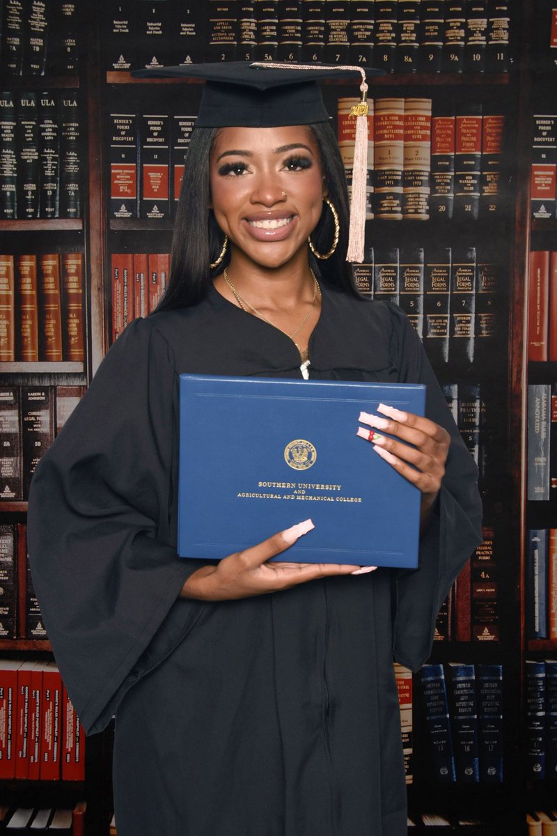 tybeendidts's tweet photo. Hi guys I’m graduating 🤭🤭🤭🤭 #1213 https://t.co/YShiyFk1pZ